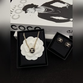 Костюм Chanel с двойной кнопкой C  Э