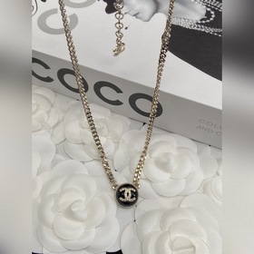 Костюм Chanel с двойной кнопкой C  Э