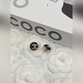 Костюм Chanel с двойной кнопкой C  Э
