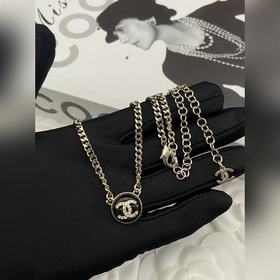 Костюм Chanel с двойной кнопкой C  Э