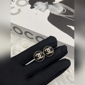 Костюм Chanel с двойной кнопкой C  Э