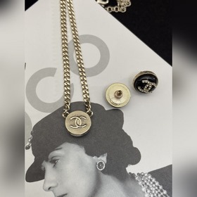 Костюм Chanel с двойной кнопкой C  Э