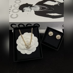 Костюм Chanel с двойной кнопкой C  Э