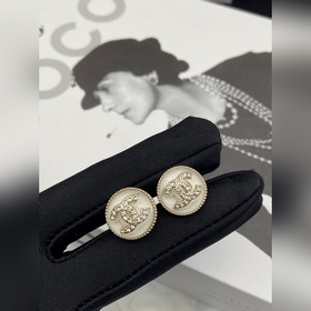 Костюм Chanel с двойной кнопкой C  Э