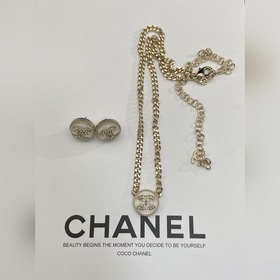 Костюм Chanel с двойной кнопкой C  Э