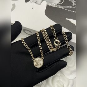 Костюм Chanel с двойной кнопкой C  Э