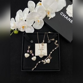 Набор жемчужных украшений Chanel в фор
