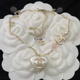 Набор жемчужных украшений Chanel в фор