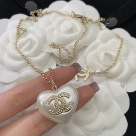 Набор жемчужных украшений Chanel в фор