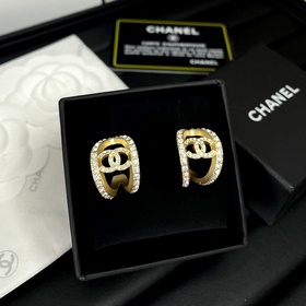 Новый дизайн сережек Chanel： полузакры