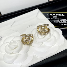 Новый дизайн сережек Chanel： полузакры