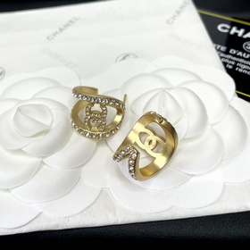 Новый дизайн сережек Chanel： полузакры