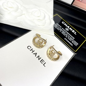Новый дизайн сережек Chanel： полузакры