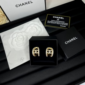 Новый дизайн сережек Chanel： полузакры