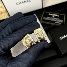 Новый дизайн сережек Chanel： полузакры