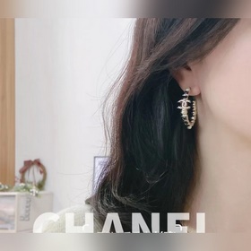 Серьги Chanel с застежкой-гвоздиком, н