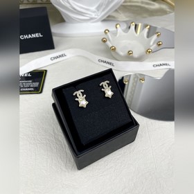 Новая коллекция Chanel 24： серьги-гвоз