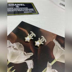 Новая коллекция Chanel 24： серьги-гвоз