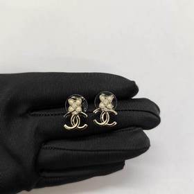Классические серьги Chanel с жемчугом