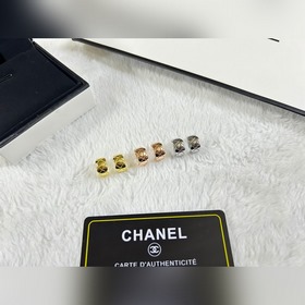 Chanel  Серьги-гвоздики с узором виде