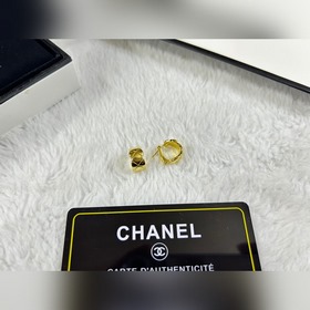 Chanel  Серьги-гвоздики с узором виде