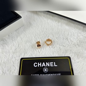 Chanel  Серьги-гвоздики с узором виде