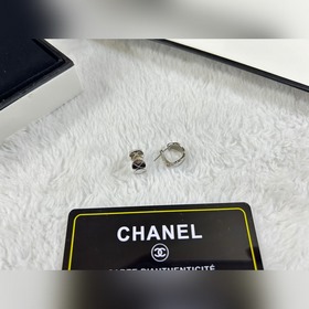 Chanel  Серьги-гвоздики с узором виде