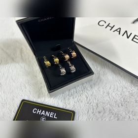 Chanel  Серьги-гвоздики с узором виде