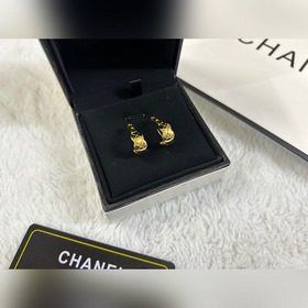 Chanel  Серьги-гвоздики с узором виде
