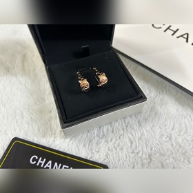 Chanel  Серьги-гвоздики с узором виде