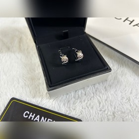 Chanel  Серьги-гвоздики с узором виде