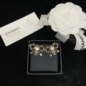Chanel  Новые серьги-гвоздики с банти