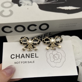 Chanel  Новые серьги-гвоздики с банти