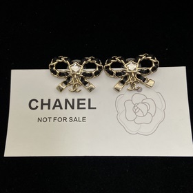 Chanel  Новые серьги-гвоздики с банти