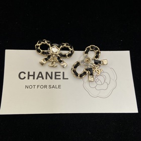 Chanel  Новые серьги-гвоздики с банти