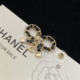 Chanel  Новые серьги-гвоздики с банти