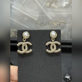 Новые серьги Chanel с круглыми жемчужи