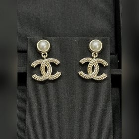 Новые серьги Chanel с круглыми жемчужи