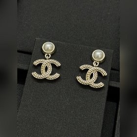 Новые серьги Chanel с круглыми жемчужи