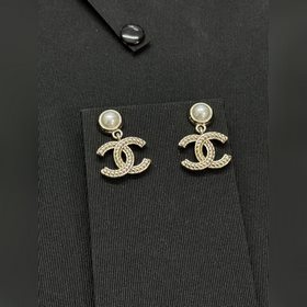 Новые серьги Chanel с круглыми жемчужи