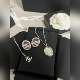 Серьги-гвоздики Chanel  Овальные сере