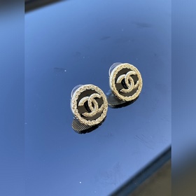 Серьги-гвоздики Chanel Классические ви