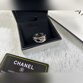 Chanel  Широкое кольцо с узором виде 