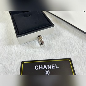 Chanel  Кольцо среднего размера с узо