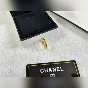 Кольцо Chanel с узким диамантовым узор