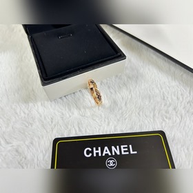 Кольцо Chanel с узким диамантовым узор