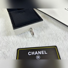 Кольцо Chanel с узким диамантовым узор