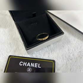 Кольцо Chanel с узким диамантовым узор