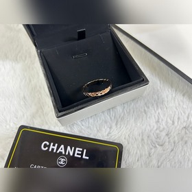 Кольцо Chanel с узким диамантовым узор