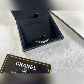 Кольцо Chanel с узким диамантовым узор